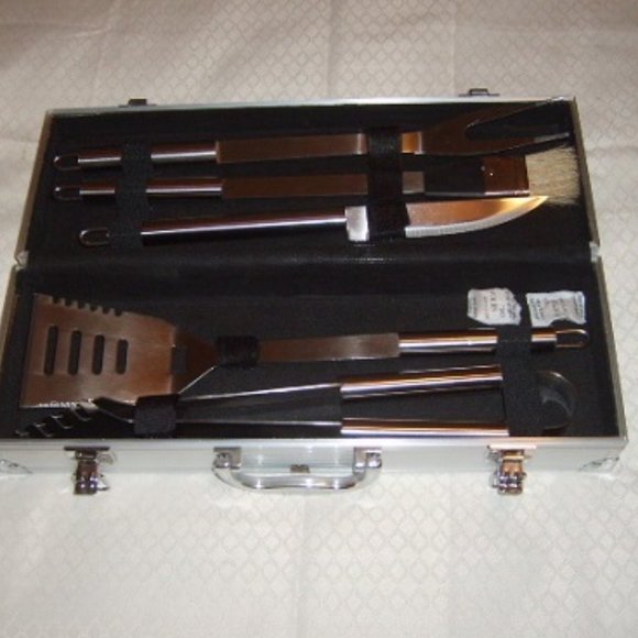 New 5 Piece Barbeque Tool Set In Metal Carrying Case Never Used Grilling - Picture 2 of 5